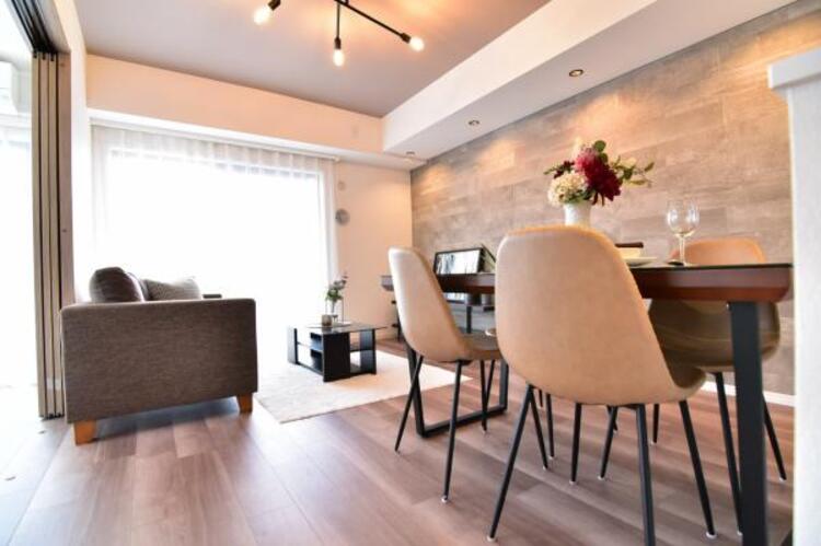 居間 くつろげるリビングは話に夢中になりすぎて、ついつい時間を忘れてしまう。そんな束の間の幸せを感じさせてくれる場所です。