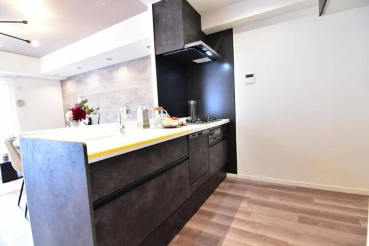 キッチン 使いやすくスタイリッシュなキッチン空間には、奥様の視点が存分に活かされています。ご家族と顔を合わせながら調理できるカウンタータイプのキッチンは開放的な雰囲気を創ります。