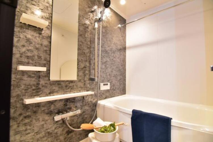 風呂 高級感を演出する内装の浴室は、心休まるくつろぎのスペースにも癒しのスペースにもなる空間です。