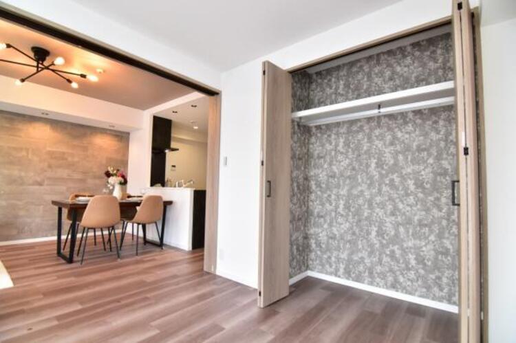 収納 クローゼットには棚やハンガーパイプが備えられているので、大切なお洋服にしわを付けずにそのまましまうことが出来ます。思い出と一緒に大切に保管しましょう。