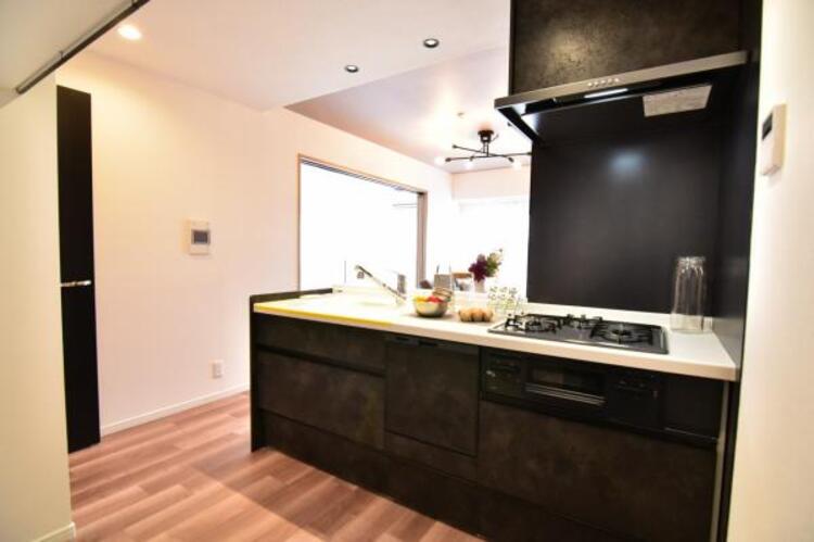 設備 対面式システムキッチン　キッチンはご家族との会話が楽しめる対面式タイプを採用。リビングで遊ぶお子様の様子をうかがいながらお料理もできます。