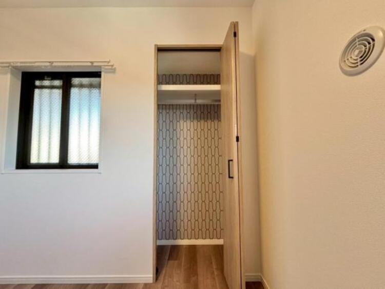 収納 クローゼットは棚やハンガーパイプが付いた使いやすい設計。収納BOXなどもスッキリ収納できます。普段使わない季節用品やトランクなど、大きなものもラクラク収納できます。