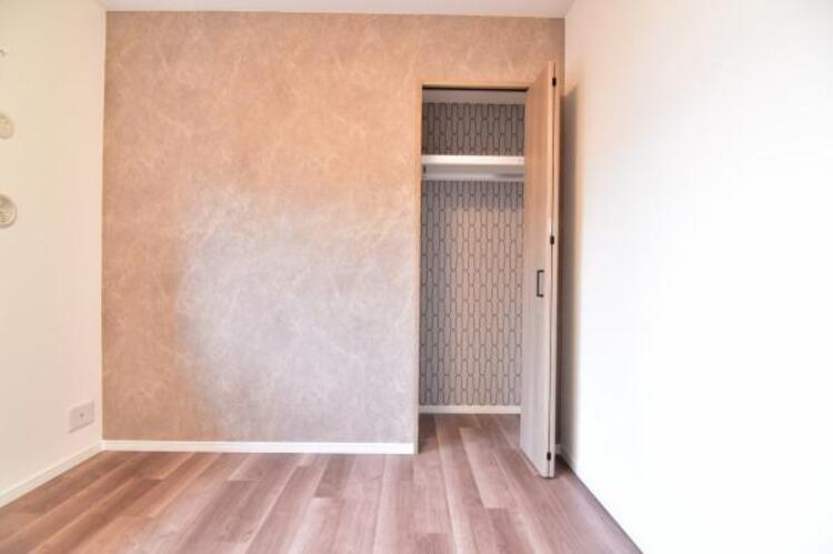 設備 全室収納付き　収納を全室に設置。衣類はもちろん、部屋ごとに必要なものを細かく収納でき、利便性も高まります。