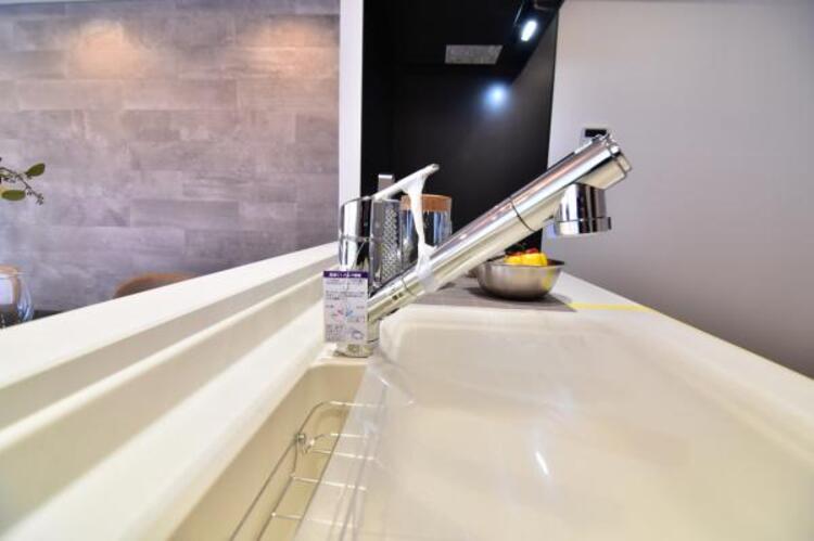 設備 浄水器付きキッチン水栓　キッチンの水栓には、浄水器を標準装備。水道水をそのまま飲むことができ、お米などをおいしく炊くことも可能です。