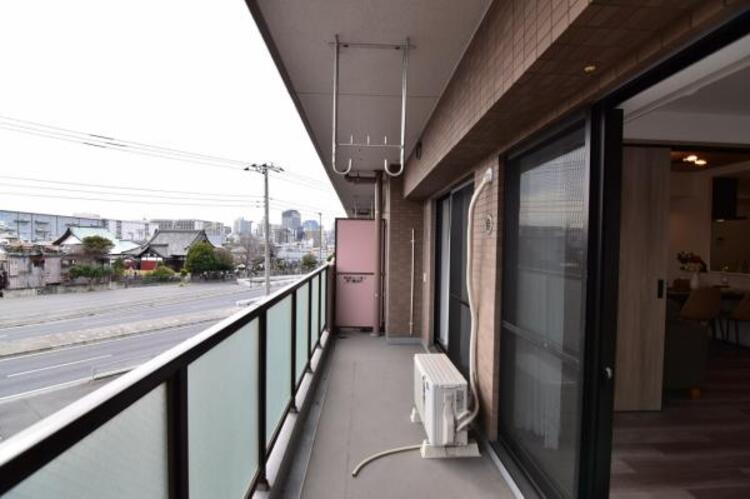 バルコニー 陽の光に照らされるバルコニーを爽やかな涼風が吹き抜けていきます。心を落ち着かせ開放してくれる眺望が今日も家族を包み込みます。