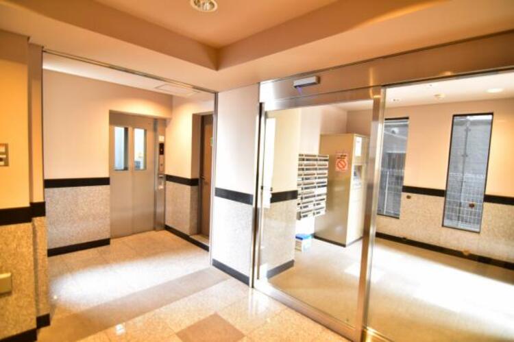 エントランス 管理が行き届いた清潔感のあるエントランス。オートロックや防犯カメラも完備されており、マンションならではの防犯性の高さも住宅選びの大切な要素ですね。