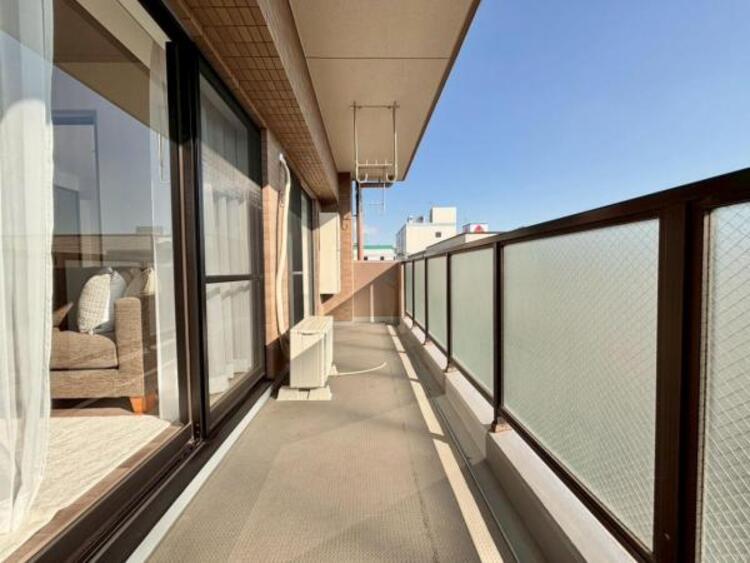 バルコニー 青い空が映えるホワイトカラーのバルコニーを南と西に設置。時間により干す場所を変え、洗濯物を効率良く乾かせます。ふと外を見た時に気持ちを高揚させてくれる開放感も魅力的です。