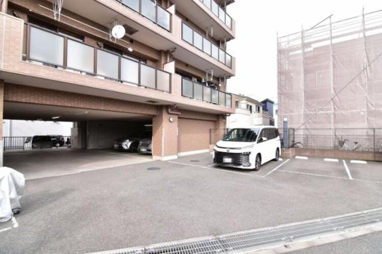 駐車場 マンションの敷地内に設けられた駐車スペースなので重い荷物の出し入れの負担を最小限に抑えられます。