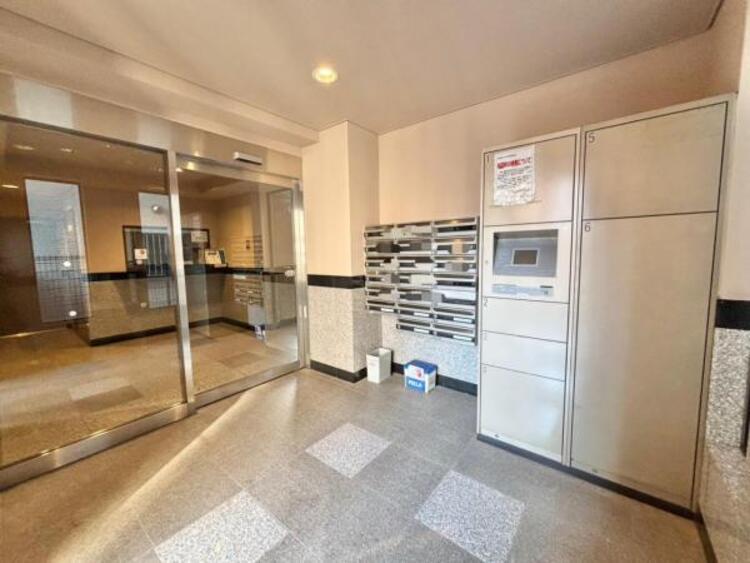 エントランス 外と内をつなぐエントランスは、まさに顔となる場所。シンプルながらも格調高い雰囲気を漂わせて上質な空間を作り出します。満ち足りたプライベートシーンへと誘う気品がありますね。（マンションエントランス）