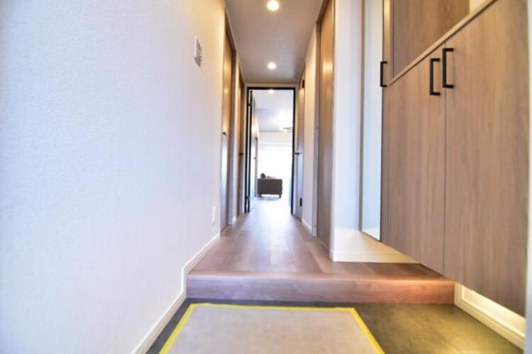 その他 一日の始まりと終わりはこちらの玄関から。今後ご家族の「行ってきます」「ただいま」が行き交う空間となるでしょう。