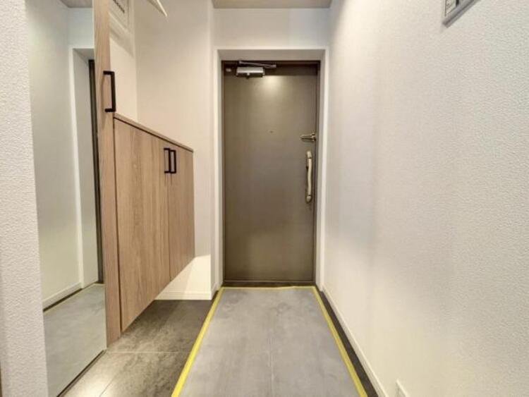 その他 広々とした玄関で大切なお客様をお出迎え。明るく気持ちの良い玄関は気持ちが盛り上がります。シューズボックスについている鏡は靴を履いた全身を写せるので外出時の最終チェックに最適です。