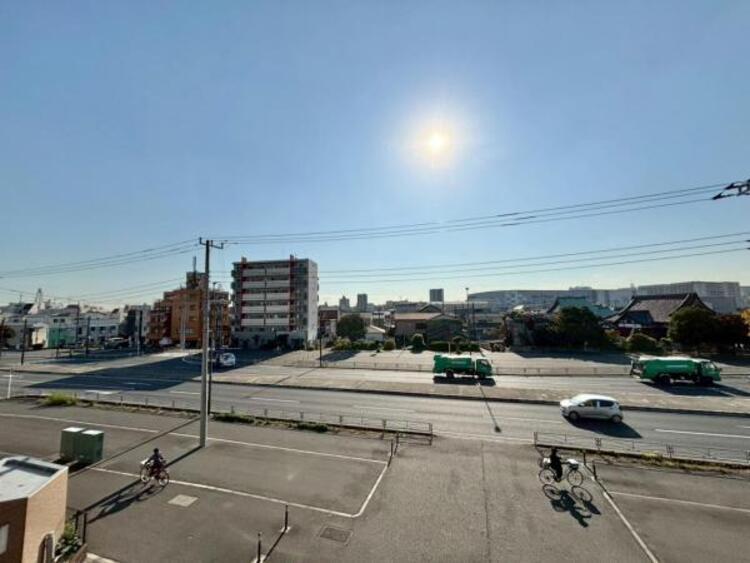 その他 青いキャンパスに描かれた未来。この街に移り住み、この街で過ごす私たちの未来は、きっとこの雲のようにいろいろな形の幸せへと変わり、溢れるほど運んで来てくれることでしょう。