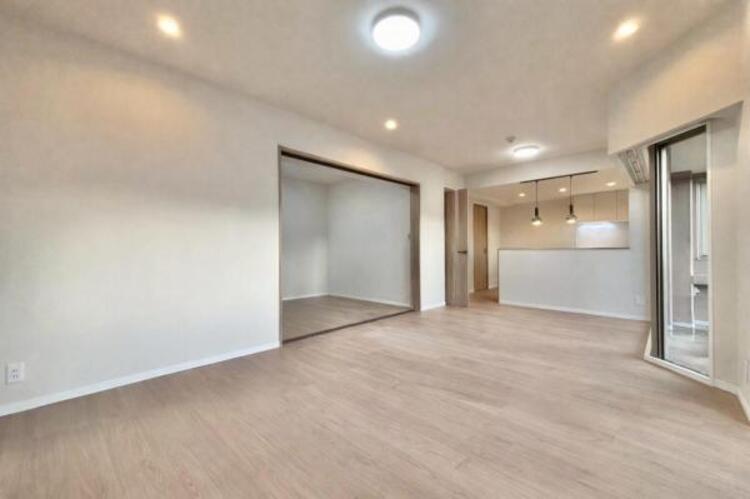 居間 お気に入りのソファで一日ゆったりとくつろぐ時間を最優先にする。寝る前のひととき、柔らかな光の下で画集を開きながら静かなときを過ごしたい。そんな自分スタイルをかなえられる空間です。