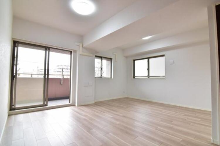 居間 広々としたリビングは家族が集まる貴重なスペース。二面採光の明るいリビングでご家族の楽しい一時を演出してくれます。ペット飼育可能です。