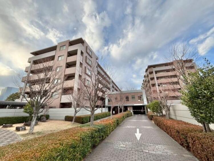 外観 凛とした表情を見せる外観は時の移り変わりの中で様々な表情を見せてくれます。素材の持つ独特な存在感により「永く住み続ける住まい」にふさわしい住宅が完成しました。