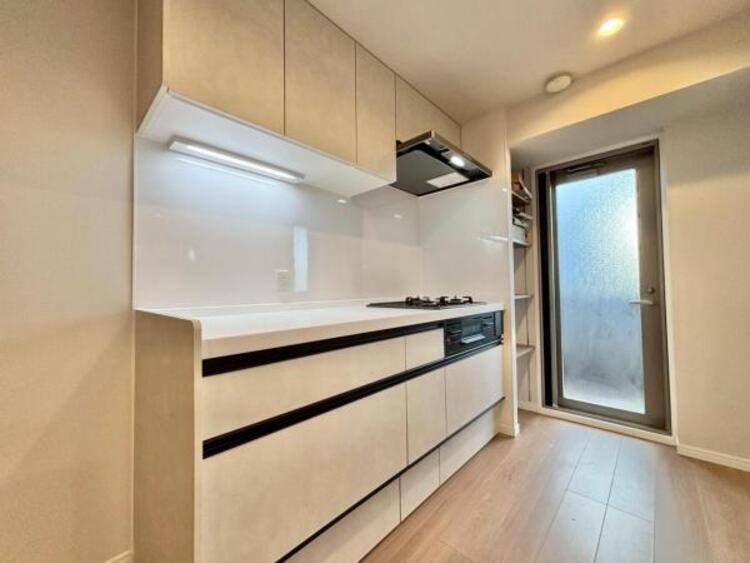 キッチン お気に入りのこの場所。いつもと変わらない週末のひととき。なんでもない朝の会話さえもとっておきの時間になります。