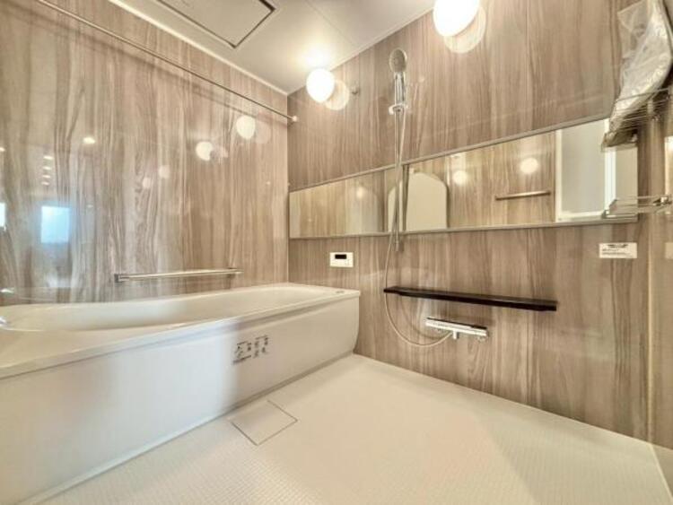 風呂 光に照らし出されたバスルーム。膨よかな湿度と静かに揺れる眼前の水面。広い浴槽にゆっくりと身を沈め深く瞑想をすれば、また新たな活力が膨らんできます。