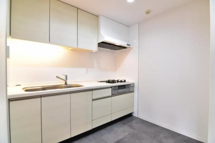 キッチン システムキッチンは、「引き出し棚」「吊戸棚」など、収納タップリです。