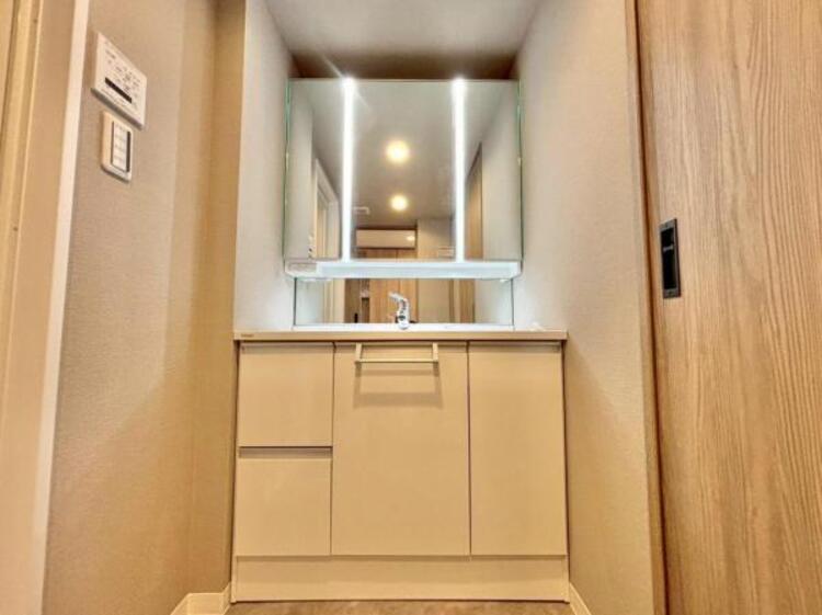 洗面 三面鏡の付いた洗面化粧台は、鏡面裏側にも機能的な収納を配置。普段使いの洗面小物やスキンケア用品などが衛生的に保管できます。