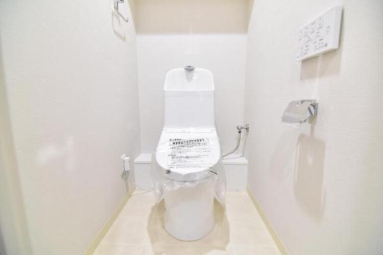 トイレ シンプルでシャープなフォルムは、そのデザイン性だけでなく汚れが拭きやすくお手入れ簡単です。