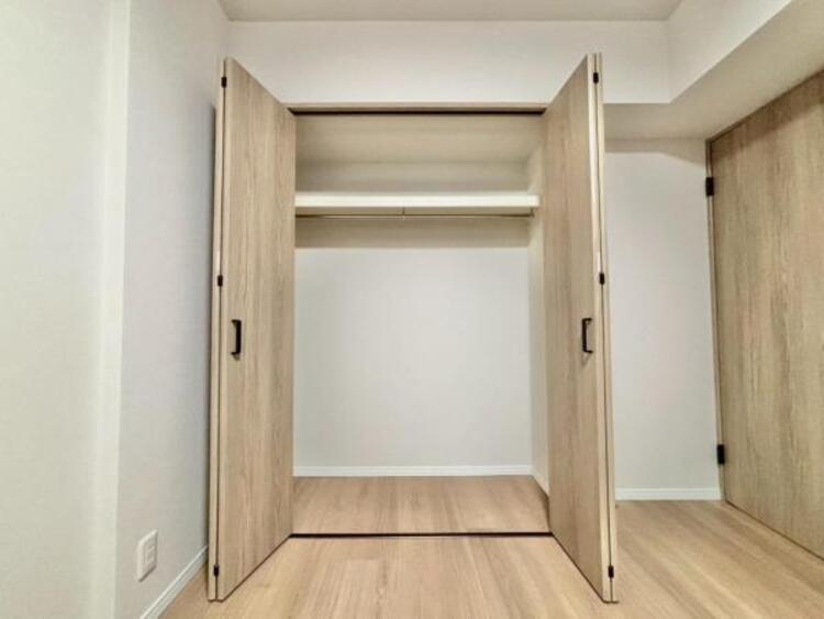 収納 クローゼットは棚やハンガーパイプが付いた使いやすい設計。収納BOXなどもスッキリ収納できます。普段使わない季節用品やトランクなど、大きなものもラクラク収納できます。