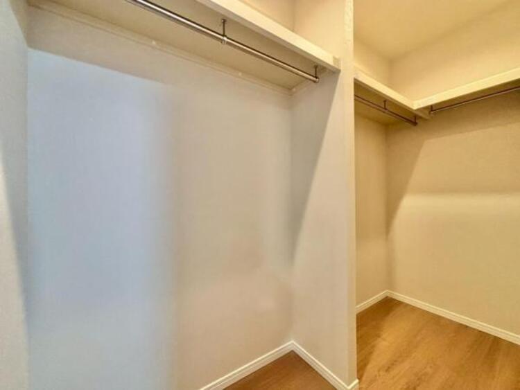 収納 ウォークインクローゼットがある生活はクローゼット内で着替えができますし、その日のコーディネートが簡単にえらぶことができます。大きな荷物も収納できますね。（WIC）