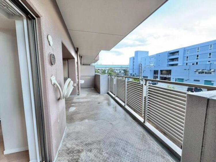 バルコニー 風の通り道。舞い込んでくる風が優しく躍り、室内に爽やかな空気を運んでくる。そこに季節の息吹を感じて、いまがどんな季節なのかを実感する。