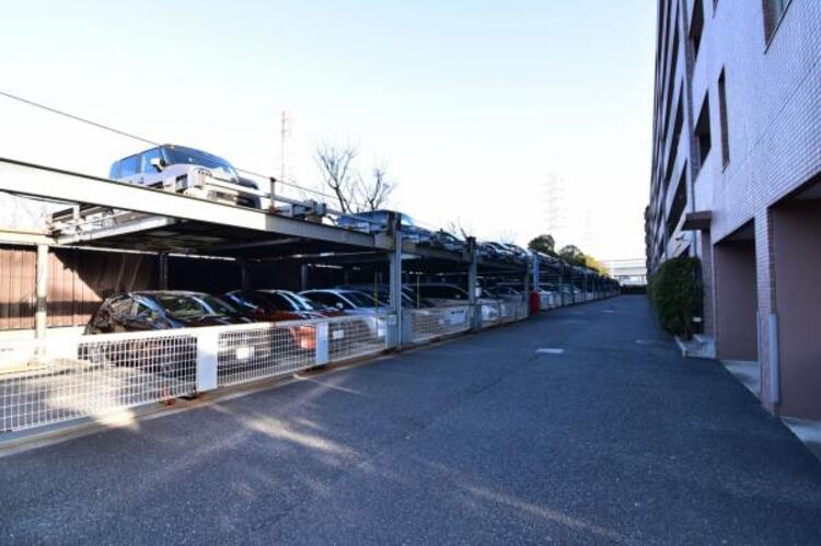 駐車場 機械式駐車場のため、全ての車でいたずらや盗難の危険が減ります。