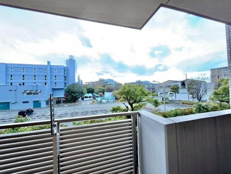 その他 青いキャンパスに描かれた未来。この街に移り住み、この街で過ごす私たちの未来は、きっとこの雲のようにいろいろな形の幸せへと変わり、溢れるほど運んで来てくれることでしょう。