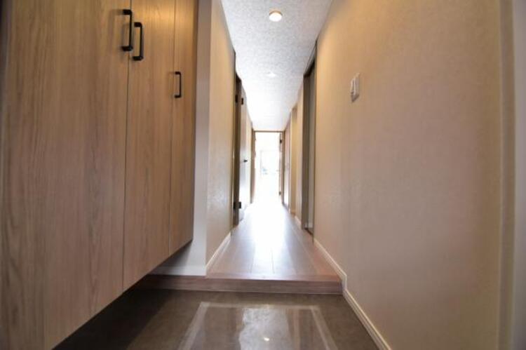 その他 雑多な玄関ではなくスッキリ空間としてお家の顔になるよう設計いたしました。 