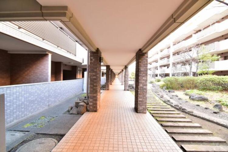 その他 都会の喧騒を忘れさせる、緑のオアシス。マンション敷地内で、心落ち着くひとときを。 