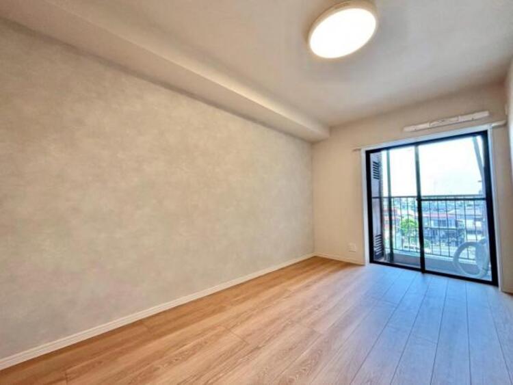 内装 住まう方自身でカスタマイズして頂けるように「シンプル」にデザインされた室内。自由度が高いので家具やレイアウトでお好みの空間を創り上げられます。