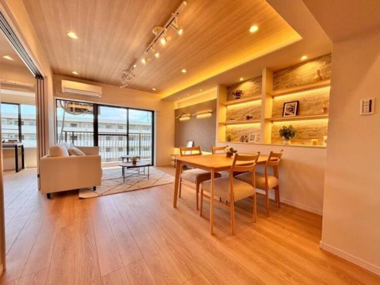 居間 お気に入りのソファで一日ゆったりとくつろぐ時間を最優先にする。寝る前のひととき、柔らかな光の下で画集を開きながら静かなときを過ごしたい。そんな自分スタイルをかなえられる空間です。