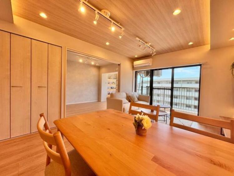 居間 安らぎの日々のために最新の設備・仕様を採用しました。笑顔の毎日をここでお過ごしください。