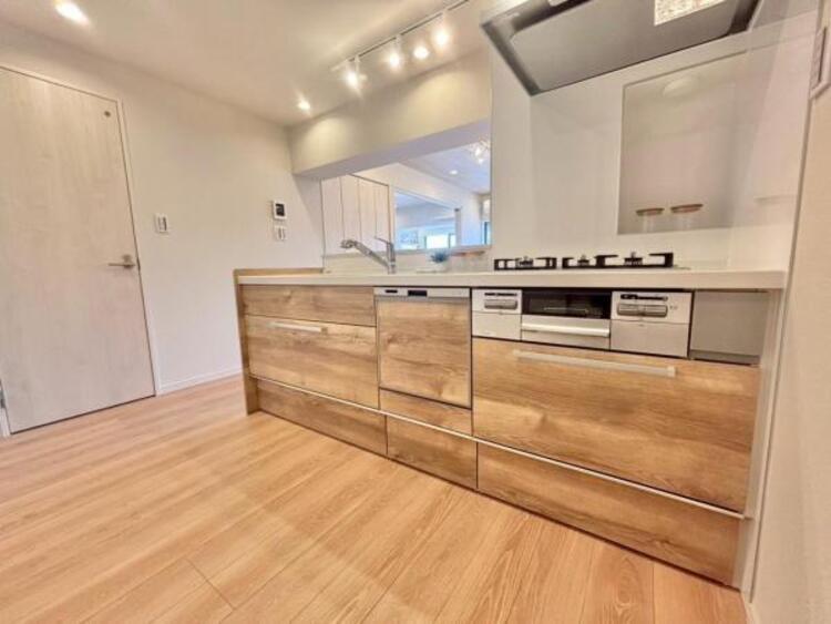 キッチン キッチンは毎日使う場所だから、忙しいときでも使いやすく、いつもキレイに保ちたい。等身大のわが家らしい、ぴったりのキッチン。