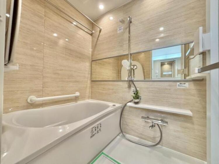 風呂 美しいツヤとなめらかな肌ざわり。水や汚れをはじき汚れにくくお掃除ラクラクの浴槽です。浴槽へもまたぎやすいよう配慮されています。また、シャワーヘッドの位置が変えられるので使い勝手がとても良いです。