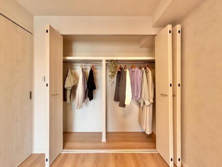 収納 クローゼットは棚やハンガーパイプが付いた使いやすい設計。収納BOXなどもスッキリ収納できます。普段使わない季節用品やトランクなど、大きなものもラクラク収納できます。