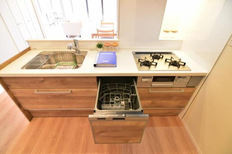 設備 対面式システムキッチン　キッチンはご家族との会話が楽しめる対面式タイプを採用。リビングで遊ぶお子様の様子をうかがいながらお料理もできます。