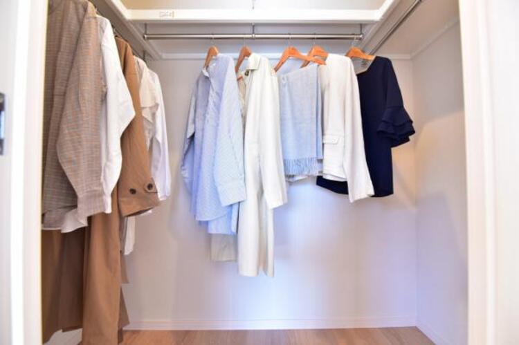 設備 ウォークインクローゼット　収納力の高いウォークインクローゼット。衣類はもちろん、バッグやアクセサリーなどをまとめて収納できます。かさばる季節ものなどの収納にも便利です。