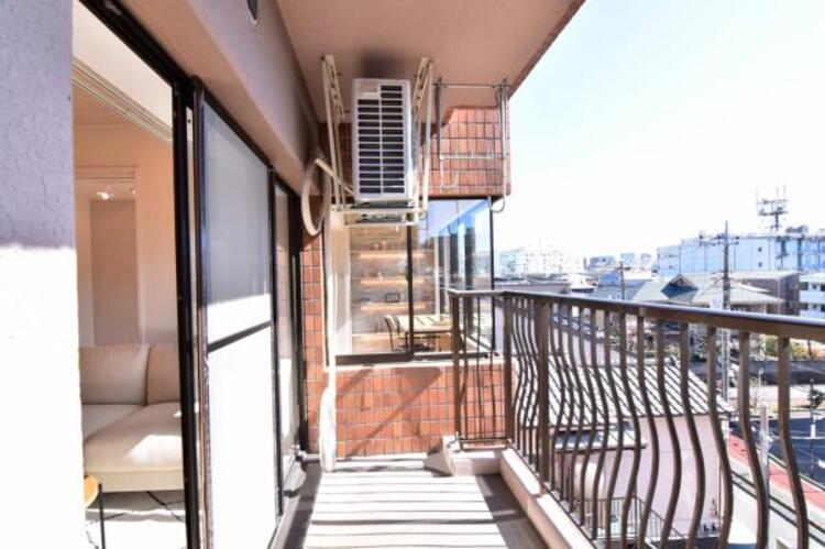 バルコニー 陽の光に照らされるバルコニーを爽やかな涼風が吹き抜けていきます。心を落ち着かせ開放してくれる眺望が今日も家族を包み込みます。 