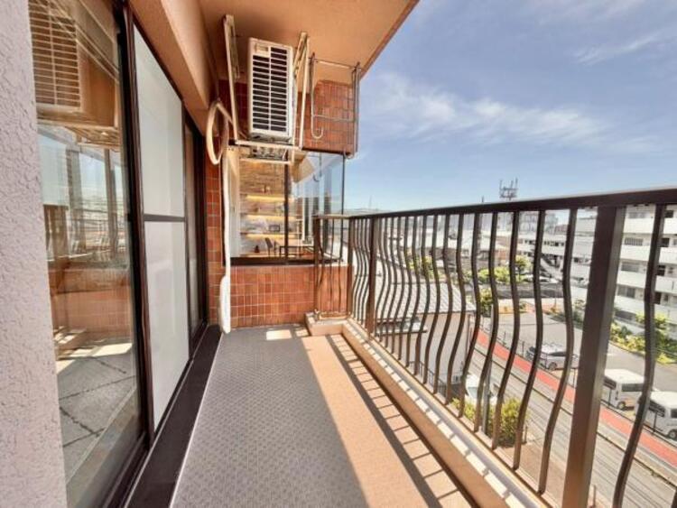 バルコニー 風の通り道。舞い込んでくる風が優しく躍り、室内に爽やかな空気を運んでくる。そこに季節の息吹を感じて、いまがどんな季節なのかを実感する。