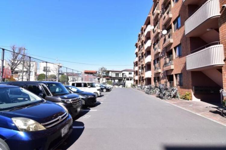 駐車場 マンションの敷地内に設けられた駐車スペースなので重い荷物の出し入れの負担を最小限に抑えられます。 