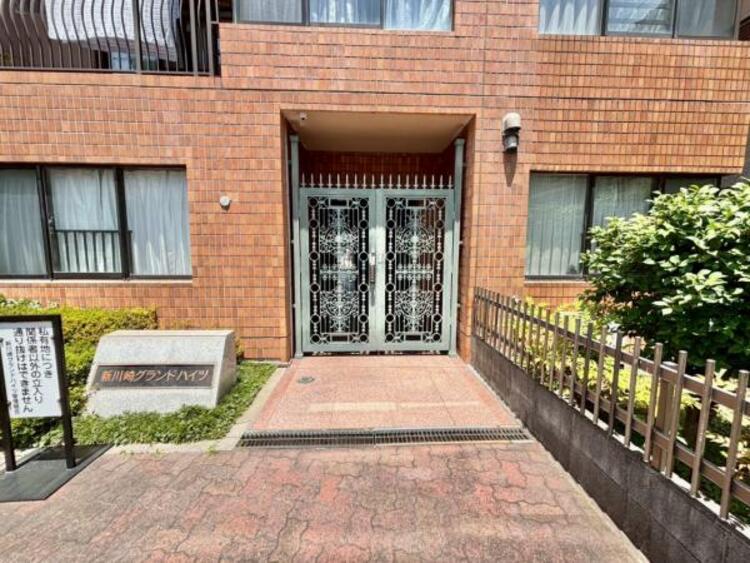 エントランス 開放的なエクステリアも含めて美しくトータルにデザインされております。刻々と表情を変える影にも風格と同時に遊び心を感じさせる個性が光ります。