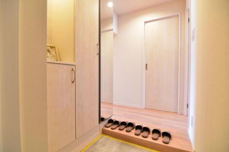 その他 一日の始まりと終わりはこちらの玄関から。今後ご家族の「行ってきます」「ただいま」が行き交う空間となるでしょう。 