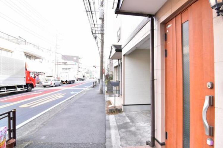外観 前面道路が広く、間口もゆったり。駐車が苦手なママもらくらく停められます。