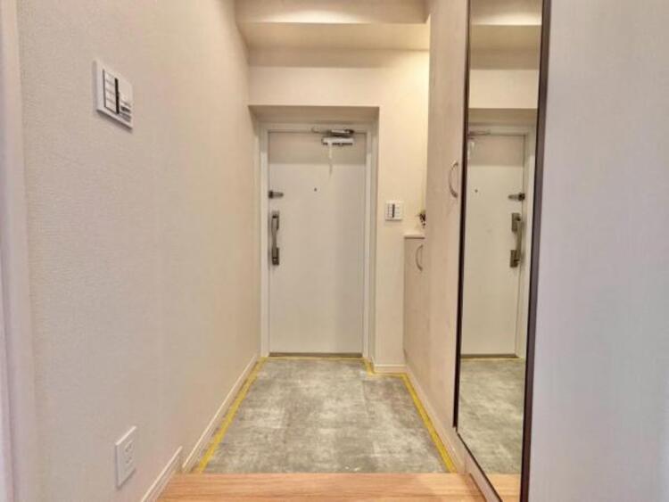 その他 上質感漂う玄関と廊下。居住者の帰り、訪れる方を優しく迎える・安らぎに満ちた生活空間を予感させる。健やかな暮らしを楽しめそう 。