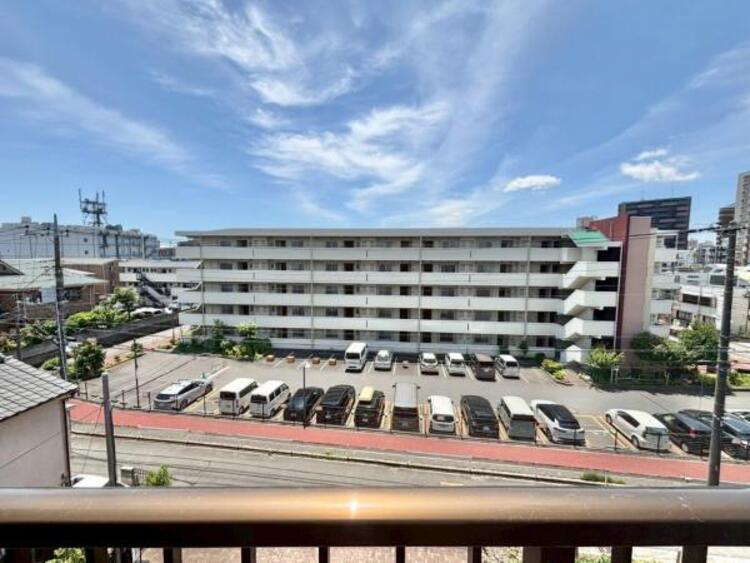 その他 陽の光に照らされるバルコニーを、爽やかな涼風が吹き抜けていきます。心を落ち着かせ開放してくれる眺望が今日も家族を包み込みます。