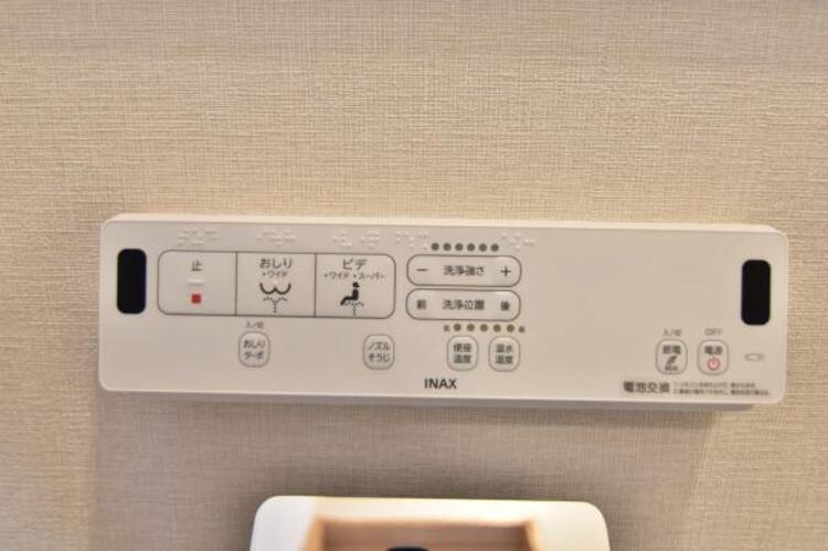 設備 シャワートイレ　シャワートイレを標準装備。操作パネルで、洗浄機能や温度設定などもラクラク設定できます。