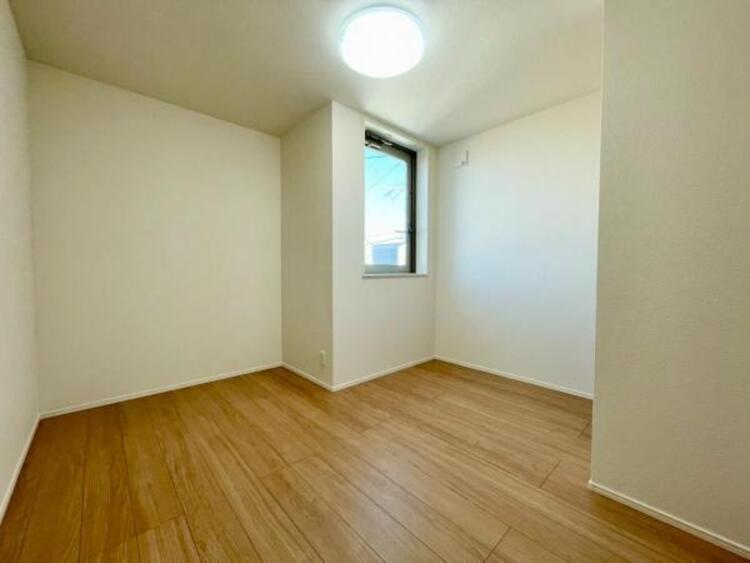 内装 家族個々の安らぎの空間。誰もが好みで飾れるシンプルな室内に仕上げてあります。