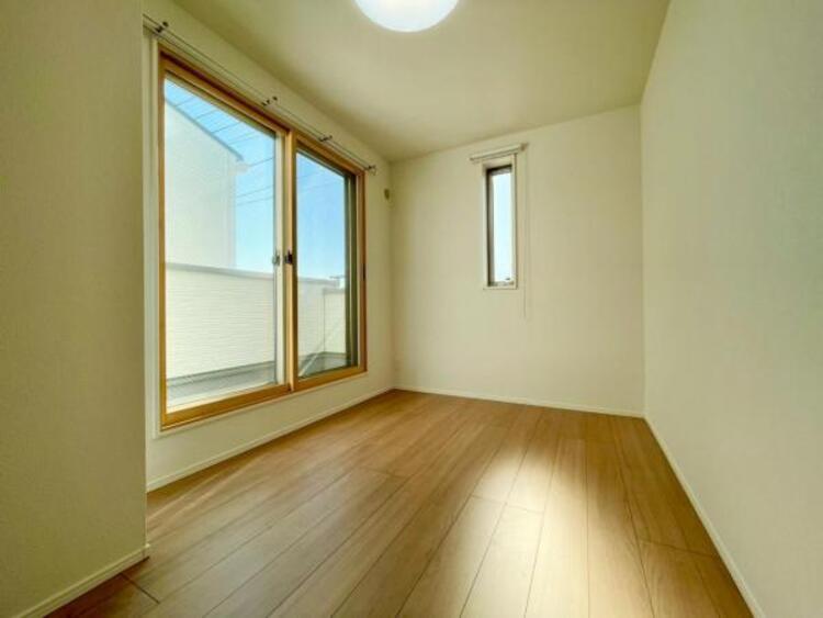 内装 窓からたっぷりと陽光が注がれる、明るく快適なプライベート空間となっています。